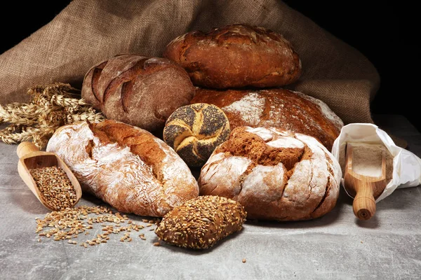 Ekmek ve ekmek çeşitleri gemide yukarıdan alır. Mutfak veya fırın poster tasarımı.