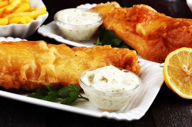 geleneksel İngiliz balık ve kızarmış balık patates cipsi oluşan cips