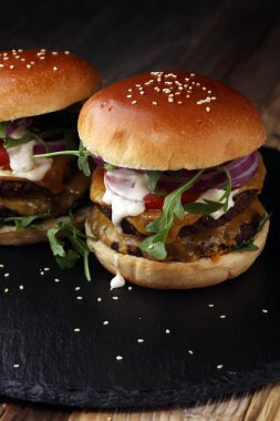 Salata ve peynir ile lezzetli taze et hamburger. Ev yapımı angus burger