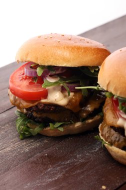 Salata ve peynir ile lezzetli taze et hamburger. Ev yapımı angus burger