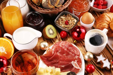 ekmek buns, kruvasan, kahve ve meyve suyu ile masada Noel günü kahvaltı. xmas tatil sabah