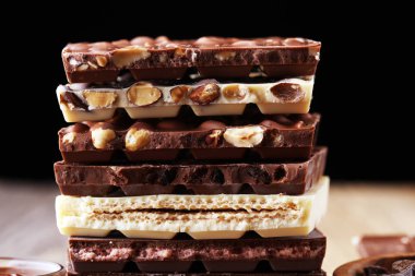 Çikolata çikolata Kulesi ile masada. Çikolata ve fındık