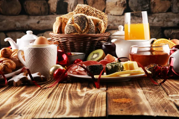 Ontbijt Tafel Met Brood Broodjes Croissants Koffie Sap Eerste Kerstdag — Stockfoto