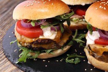 Salata ve peynir ile lezzetli taze et hamburger. Ev yapımı angus burger