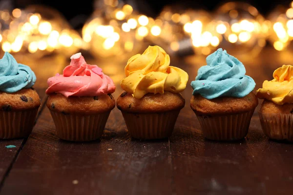 Gustosi Cupcake Sullo Sfondo Invernale Natale Cupcake Compleanno Colori Arcobaleno — Foto Stock