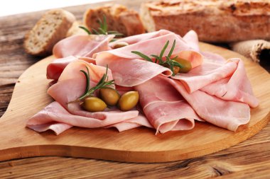Ham ahşap arka plan üzerine dilimlenmiş. Taze prosciutto. Dilimlenmiş domuz jambon.