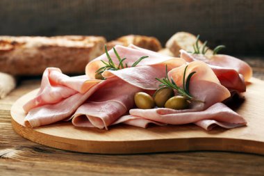 Ham ahşap arka plan üzerine dilimlenmiş. Taze prosciutto. Dilimlenmiş domuz jambon.
