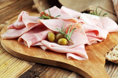 Ham ahşap arka plan üzerine dilimlenmiş. Taze prosciutto. Dilimlenmiş domuz jambon.