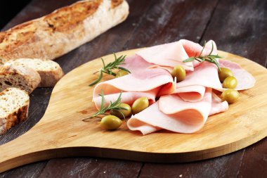 Ham ahşap arka plan üzerine dilimlenmiş. Taze prosciutto. Dilimlenmiş domuz jambon.