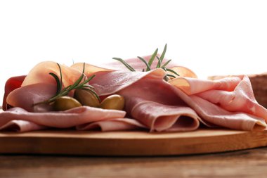 Ham ahşap arka plan üzerine dilimlenmiş. Taze prosciutto. Dilimlenmiş domuz jambon.