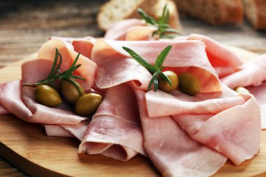 Ham ahşap arka plan üzerine dilimlenmiş. Taze prosciutto. Dilimlenmiş domuz jambon.