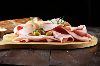 Ham ahşap arka plan üzerine dilimlenmiş. Taze prosciutto. Dilimlenmiş domuz jambon.