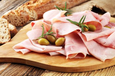 Ham ahşap arka plan üzerine dilimlenmiş. Taze prosciutto. Dilimlenmiş domuz jambon.