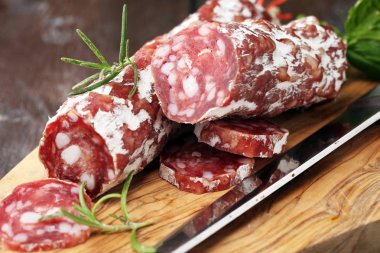 ince dilimlenmiş Salam bir ahşap doku ve arka plan üzerinde