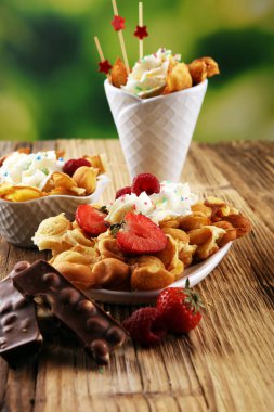 Hong Kong tarzı yumurta gözleme. dondurma dondurma ve meyve ile kabarcık gözleme. sokak gıda gözleme