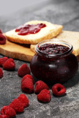 ahududu reçeli ile taze ahududu. kavanoz marmelat.