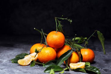 taze olgun tangarines, gıda closeup gri arka plan üzerinde.