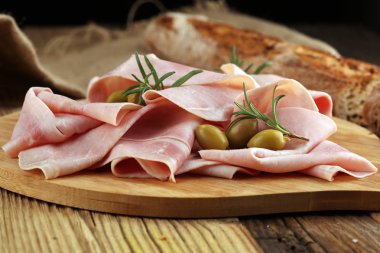 Ham ahşap arka plan üzerine dilimlenmiş. Taze prosciutto. Dilimlenmiş domuz jambon.