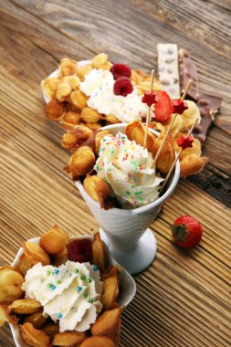 Hong Kong tarzı yumurta gözleme. dondurma dondurma ve meyve ile kabarcık gözleme. sokak gıda gözleme