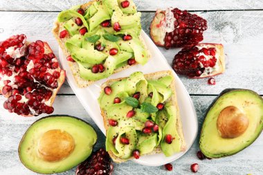 avokado ve olgun nar baharat ve avokado ile tost ekmek dilimlenmiş 