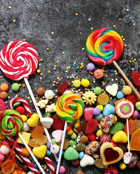 糖果加果冻和糖 丰富多彩的不同孩子的糖果和治疗的数组 — 图库照片