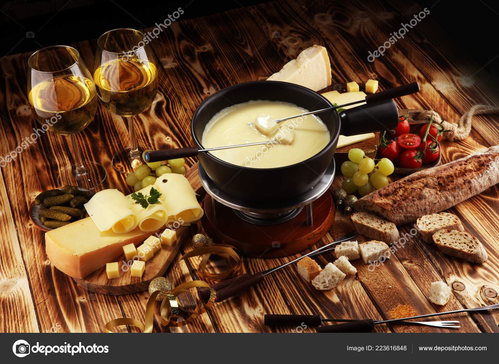 Sada Landelijk Beweegt niet Gourmet Swiss Fondue Dinner Winter Evening Assorted Cheeses Board Alongside  Stock Photo by ©beats1 223616848