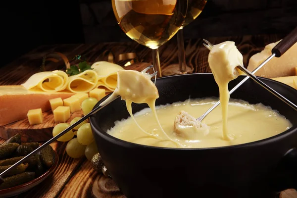 Cena Fonduta Svizzera Gourmet Una Serata Invernale Con Formaggi Assortiti — Foto Stock