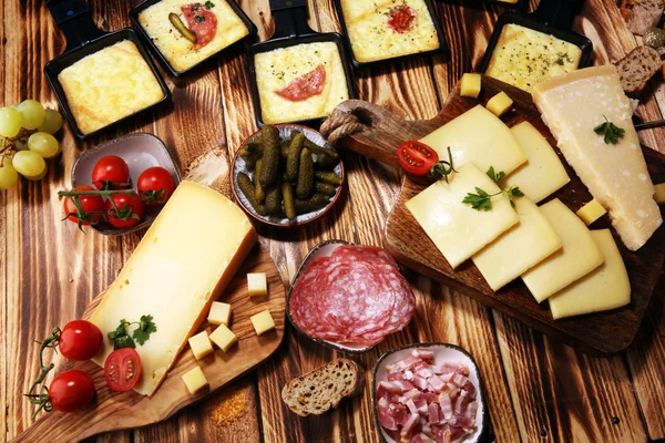 Vynikající Tradiční Švýcarské Roztavený Raclette Sýr Podávaný Jednotlivých Pánve Salám — Stock fotografie
