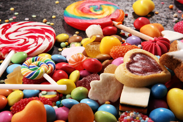 конфеты с желе и сахаром. красочный массив различных сладостей и угощений для детей
