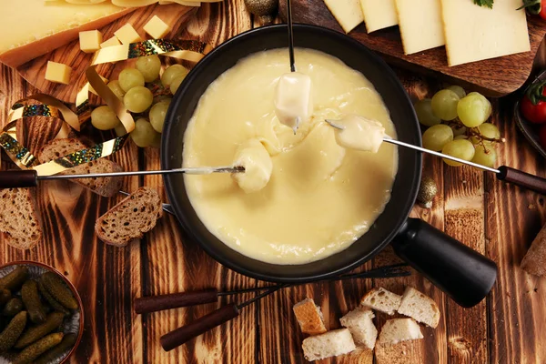 Jantar Fondue Gourmet Suíço Uma Noite Inverno Com Queijos Variados — Fotografia de Stock