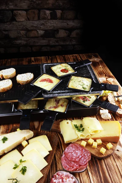 스위스 살라미와 프라이팬에서 치즈를 — 스톡 사진