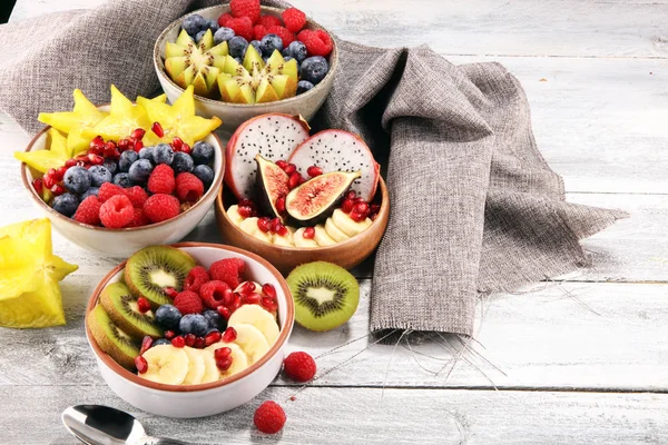 Frutero Cuenco Ensalada Frutas Frescas Saludables Sobre Fondo Rústico — Foto de Stock