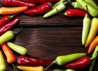 Biber. Meksika sıcak biber renkli habanero poblano serrano jalapeno ahşap üzerine karışımı