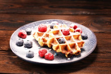 Waffle taze yaban mersini, şeker ve ahududu