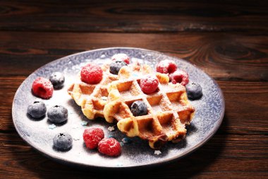 Waffle taze yaban mersini, şeker ve ahududu