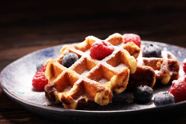 Waffle taze yaban mersini, şeker ve ahududu