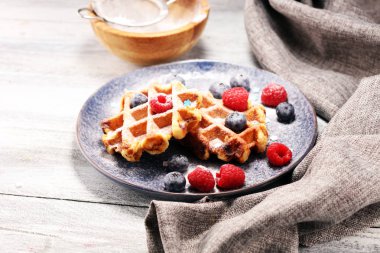 Waffle taze yaban mersini, şeker ve ahududu