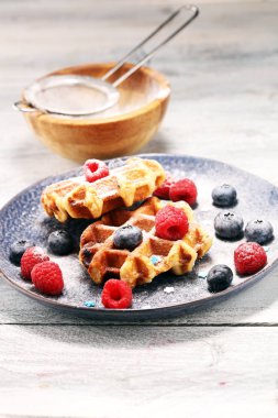 Waffle taze yaban mersini, şeker ve ahududu