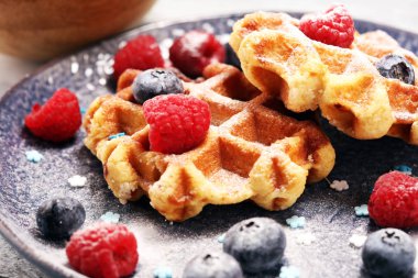 Waffle taze yaban mersini, şeker ve ahududu