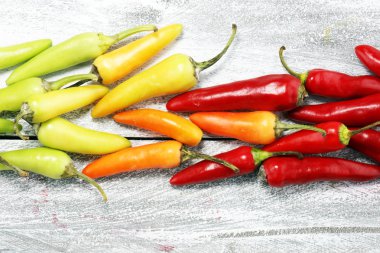Biber. Meksika sıcak biber renkli habanero poblano serrano jalapeno ahşap üzerine karışımı