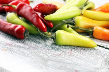 Biber. Meksika sıcak biber renkli habanero poblano serrano jalapeno ahşap üzerine karışımı