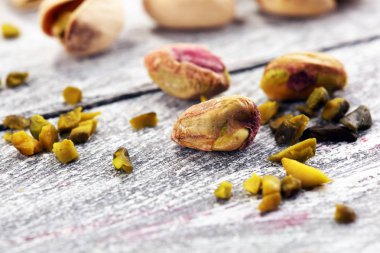 Antep fıstığı, kavrulmuş fıstık tohumları kabuklarında ve kabuklu. Yeşil, kurutulmuş meyve, bütün ve doğranmış. 