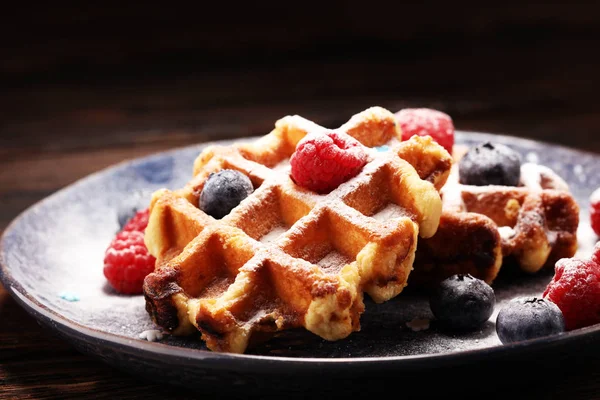 Waffle taze yaban mersini, şeker ve ahududu