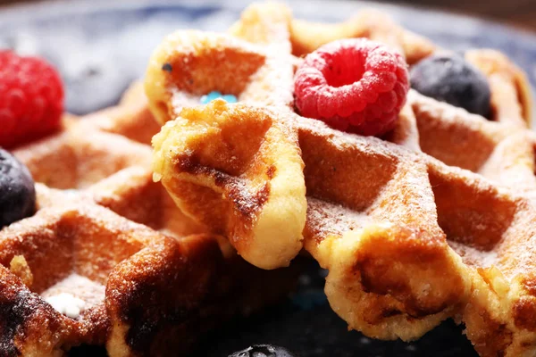 Waffles Com Mirtilos Açúcar Framboesas Frescos — Fotografia de Stock