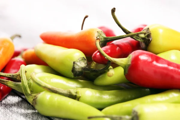 Biber. Meksika sıcak biber renkli habanero poblano serrano jalapeno ahşap üzerine karışımı