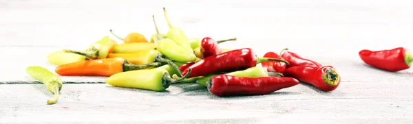 Biber Meksika Sıcak Biber Renkli Habanero Poblano Serrano Jalapeno Ahşap — Stok fotoğraf