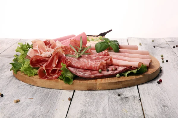 Vassoio Con Deliziosi Salumi Pezzi Prosciutto Affettato Salsiccia Insalata Piatto — Foto Stock