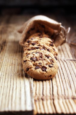 Tahta masada çikolatalı kurabiyeler. Çikolata parçacıklı kurabiye.