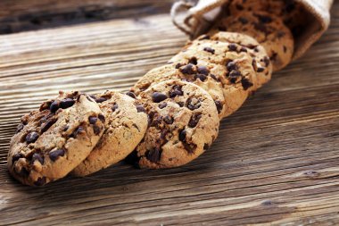 Tahta masada çikolatalı kurabiyeler. Çikolata parçacıklı kurabiye.