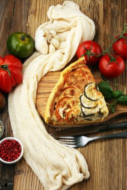 Ispanak ve domates, soğan ve kabak ile Brunch için ev yapımı peynirli yumurta kiş